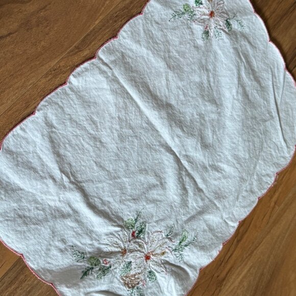 Vintage Imperial Elegance Embroidered Christmas Placemats With Poinsettia Set 6 - Picture 5 of 8